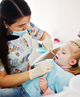 Dentiste pédiatrique en clinique ou hôpital