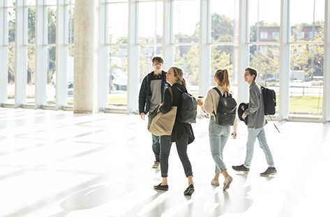 Étudiants marchant dans l’atrium lumineux du campus MIL de l’Université de Montréal