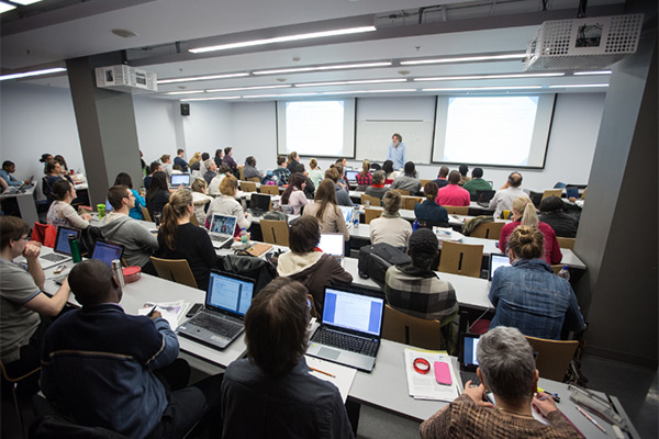 Photo pour article sur l'emploi Une salle de classe remplie d'élèves