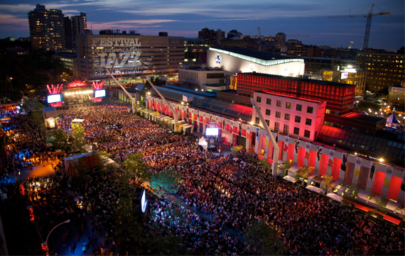 L'étranger après l'étranger Photo en plongée du festival de Jazz de Montréal.