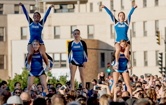 Le parcours de l'excellence Des meneuses de claque donnent une prestation pour le match d'ouverture des Carabins.