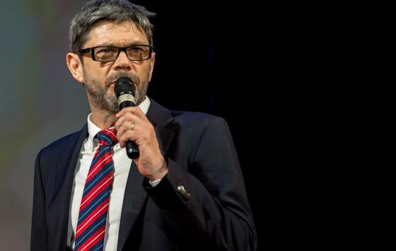 Paroles de Proviseur Un proviseur en cravate fait un discours au microphone