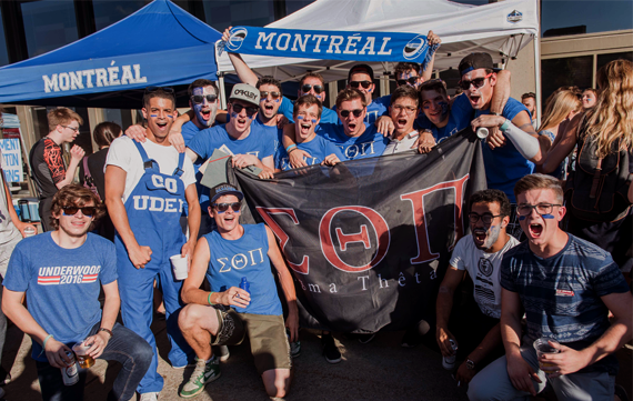 Montréal : le Canada ou le goût continu de l'étranger Des partisans des Carabins célèbrent le match d'ouverture pour la saison de football.