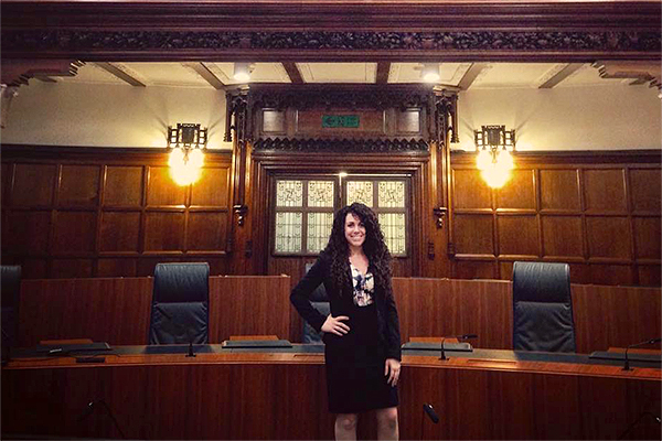 Megan Lee Megan Lee devant un bureau