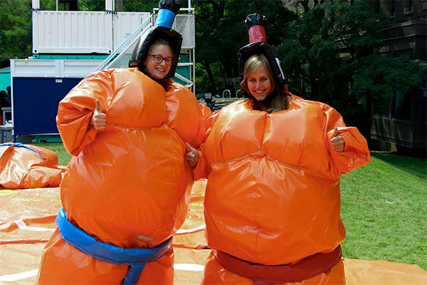Photo pour article sur la rentrée Deux étudiantes déguisées en sumo