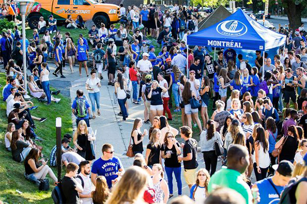 Photo pour article sur la rentrée Plusieurs personnes à l'avant-match des Carabins au football