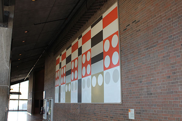 La plus marquée, dans le hall d’entrée du CEPSUM (devant les escaliers montants de la station Édouard-Montpetit)